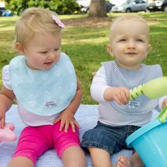 kisskiss-hughug-bibs-2pk